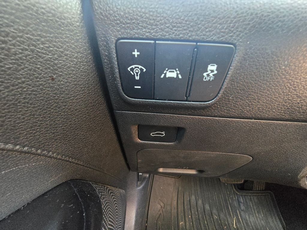 Used 2021 White Kia LXS image 22