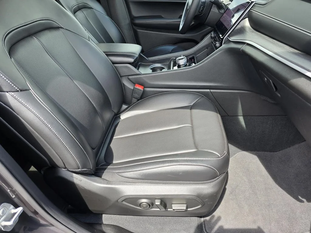 Used 2025 Baltic Gray Metallic Clearcoat Jeep Limited image 21