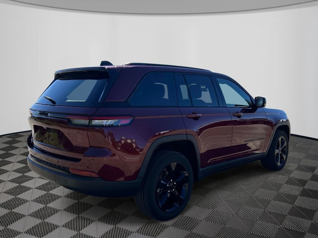 Used 2023 Red Jeep Altitude X image 5