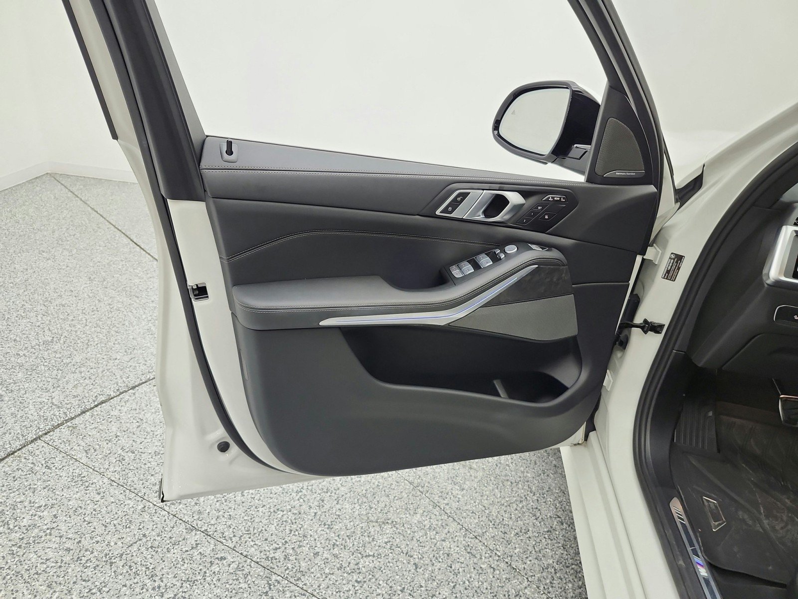 Used 2025 Alpine White BMW xDrive40i image 15