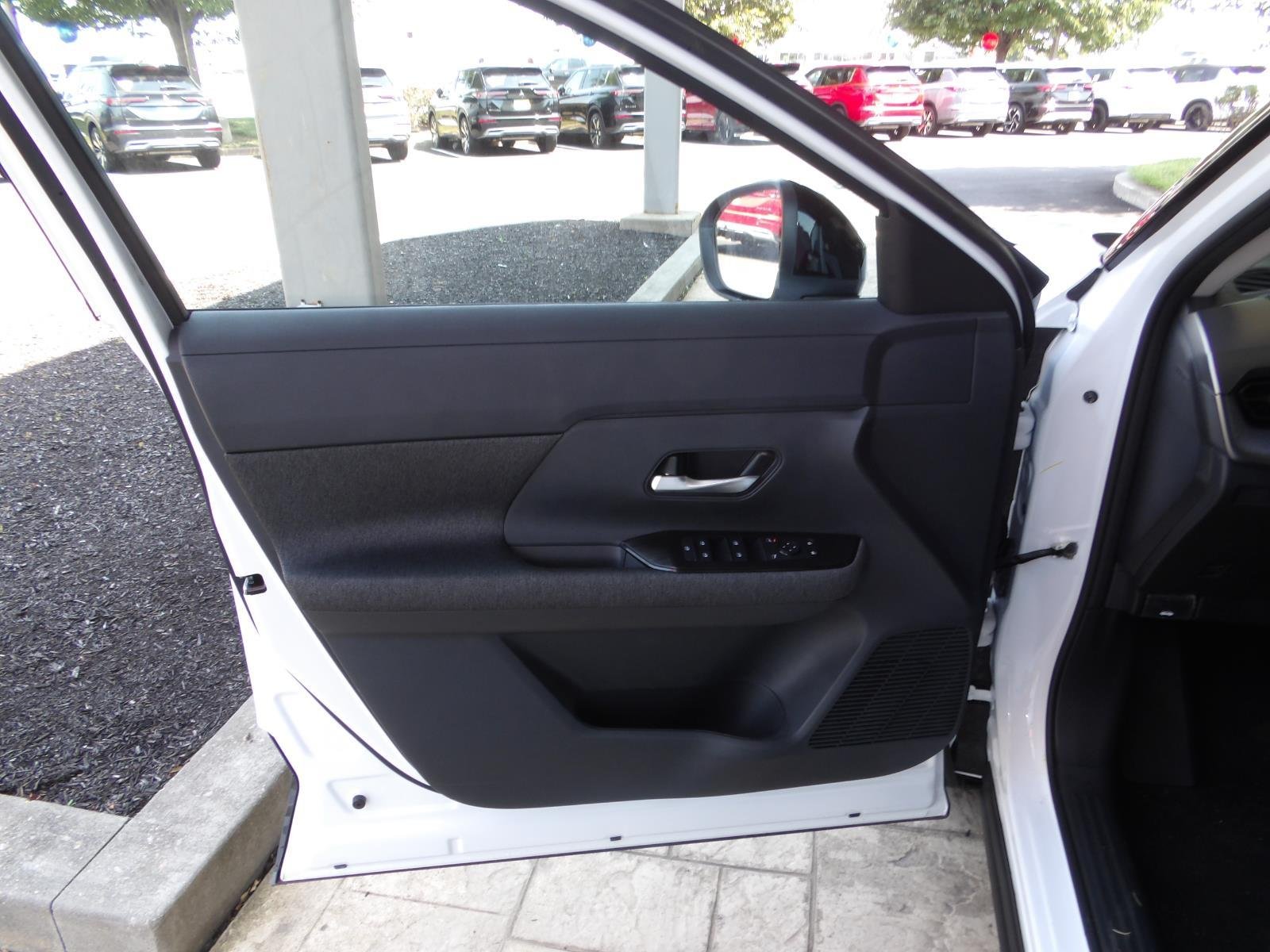 New 2026 Aspen White TriCoat / Super Black Two-tone Nissan SV image 18