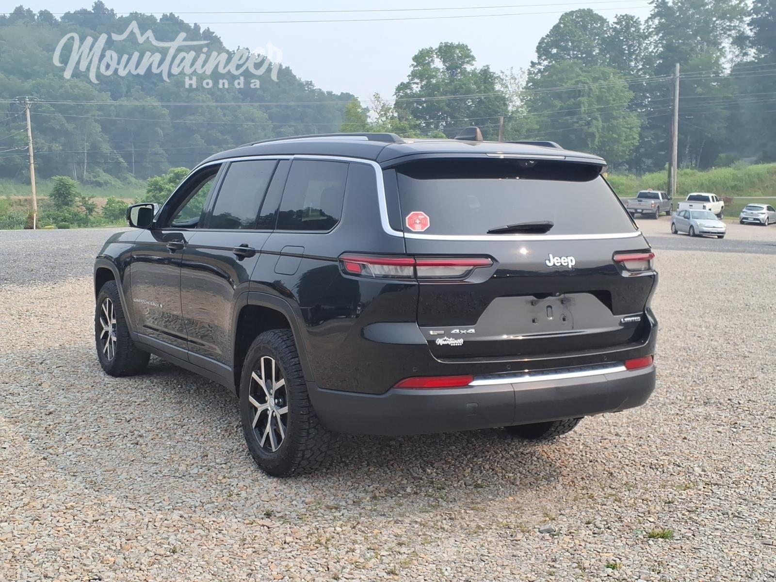 Used 2023 Diamond Black Crystal Pearlcoat Jeep Limited image 5