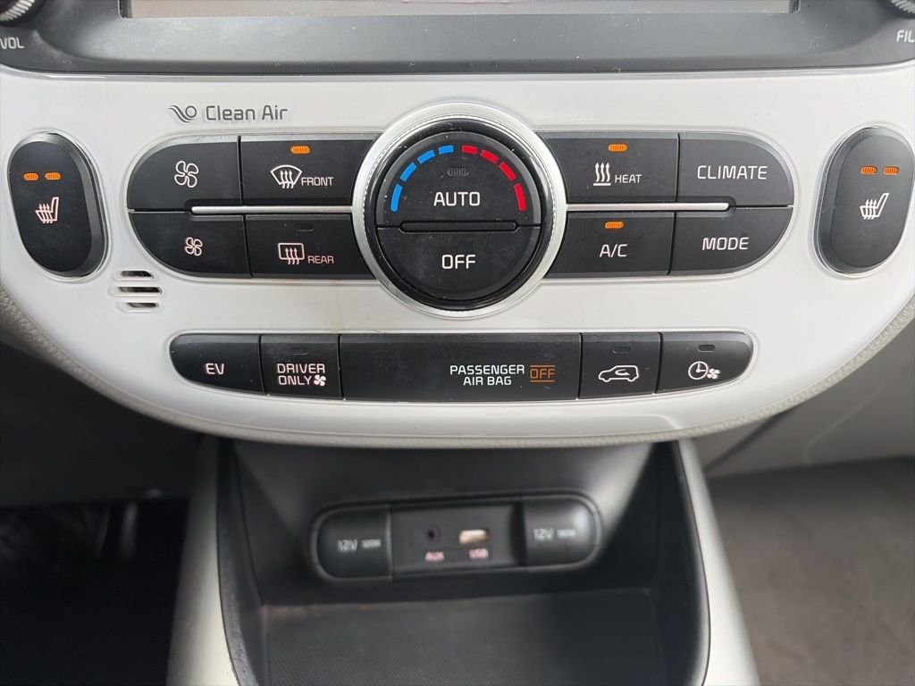Used 2017 White Kia Base image 26