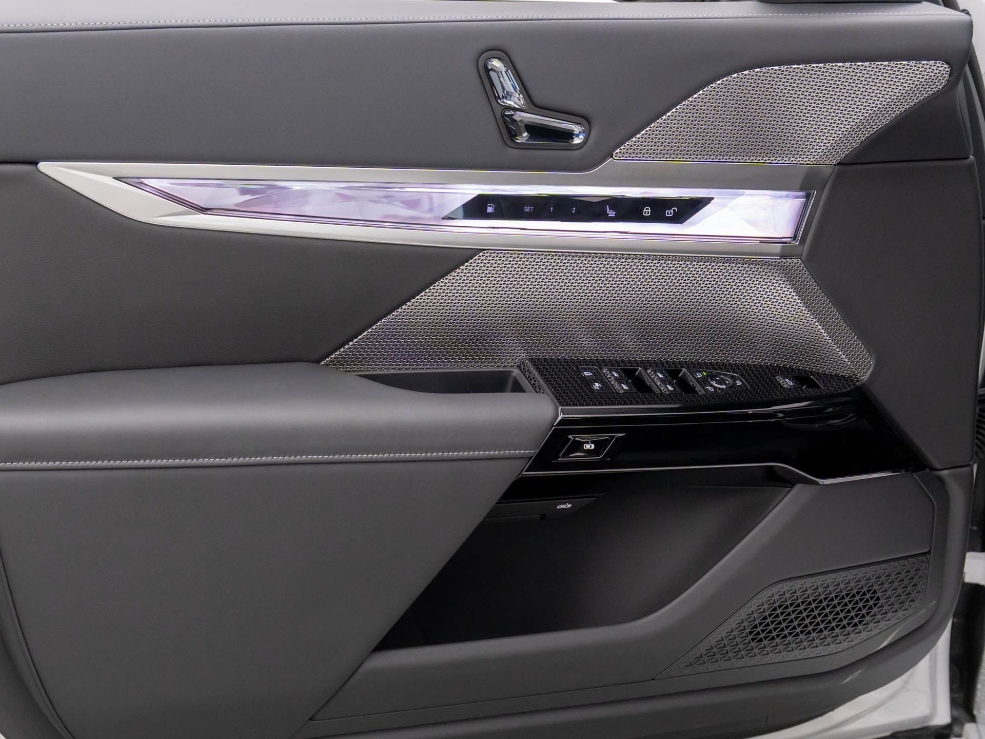 2025 BMW 7 Series 750e - Photo 14