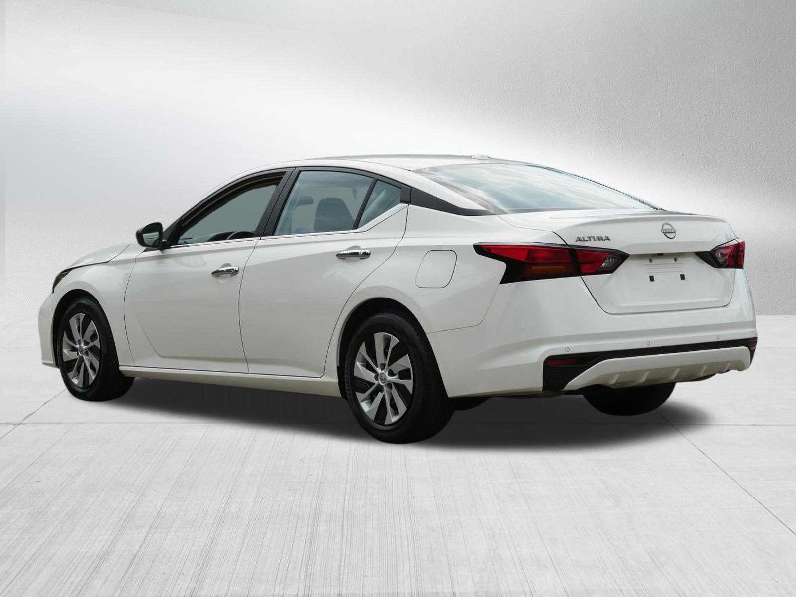 Certified Used 2025 Glacier White Nissan S image 5