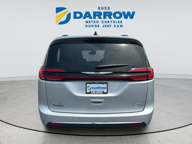 Used 2023 Silver Chrysler Limited image 4