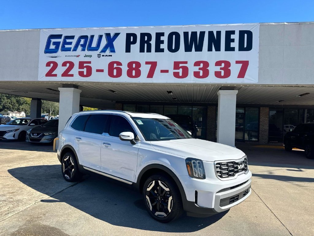 Used 2025 White Kia S image 1