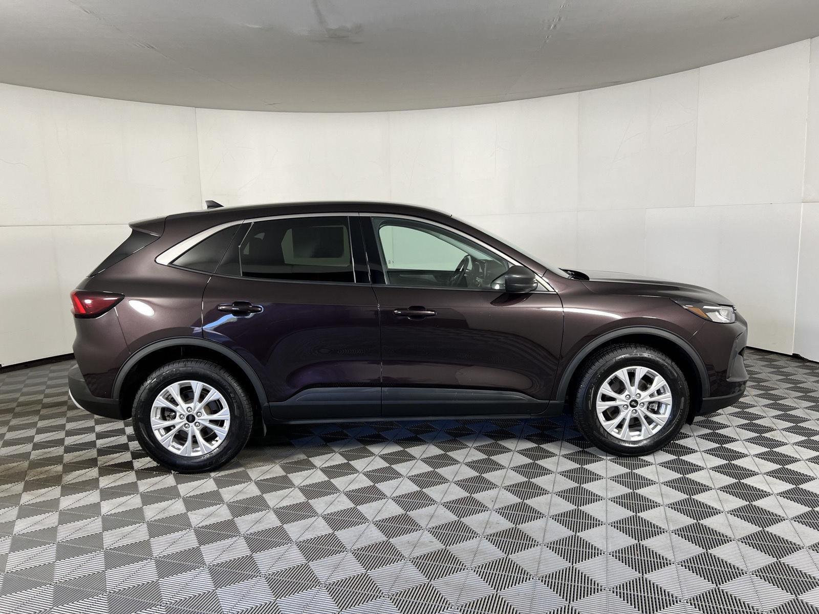 Used 2023 Cinnabar Red Ford Active image 10