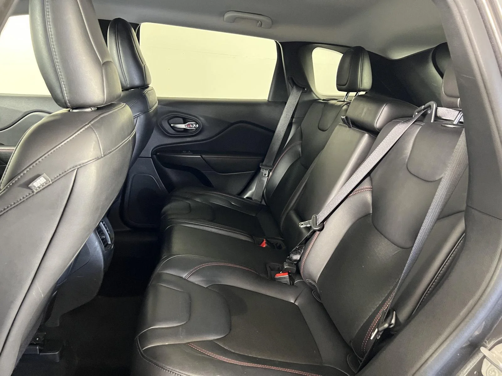 Used 2021 Granite Crystal Metallic Clearcoat Jeep Trailhawk image 24