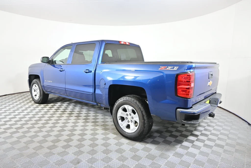 Used 2017 DEEP OCEAN BLUE METALLIC Chevrolet LT image 4