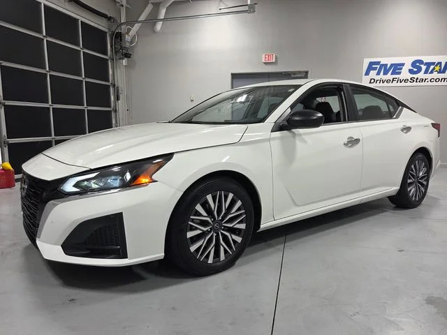 Used 2025 White Nissan 2.5 SV image 3