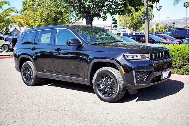 New 2026 Diamond Black Crystal Pearl-Coat Exterior Paint Jeep Laredo image 6