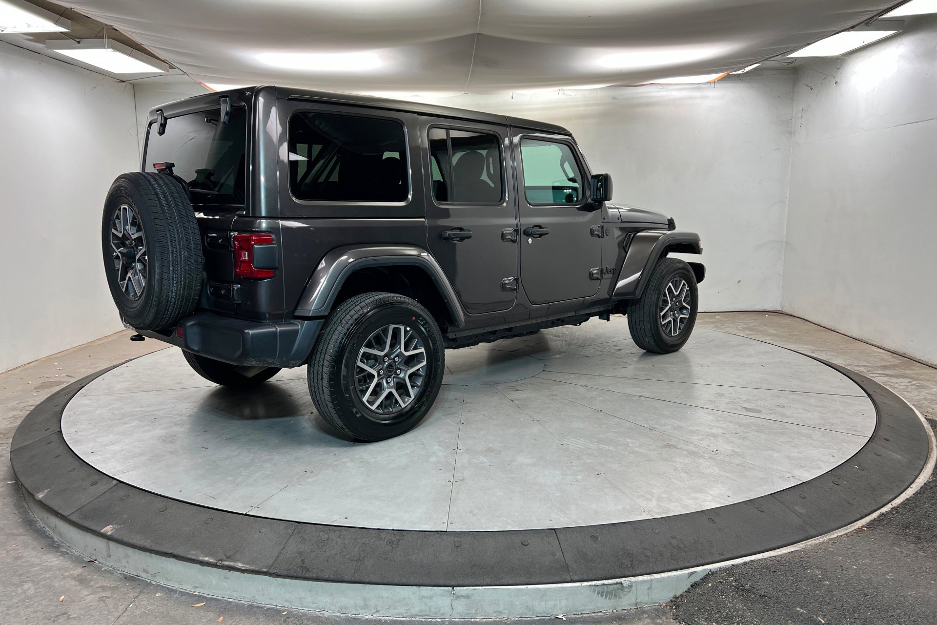 Used 2025 Granite Crystal Metallic Clearcoat Jeep Sahara image 6