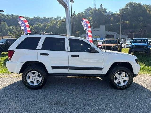 Used 2005 White Jeep Laredo image 3