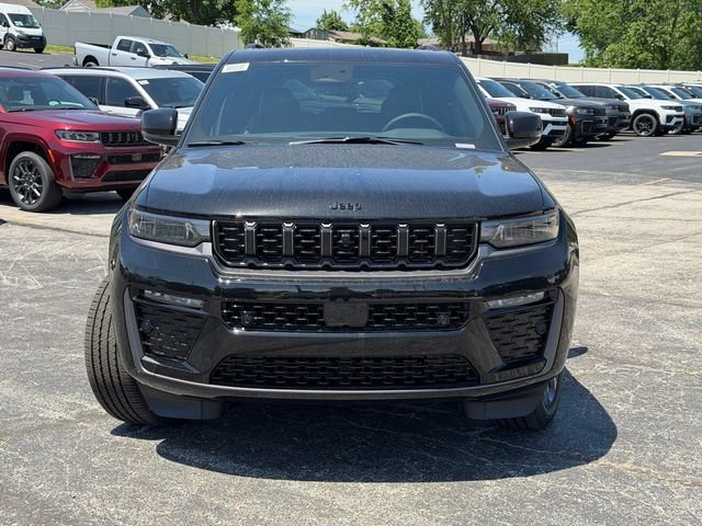 New 2026 Diamond Black Crystal Pearl-Coat Exterior Paint Jeep Limited Reserve image 3