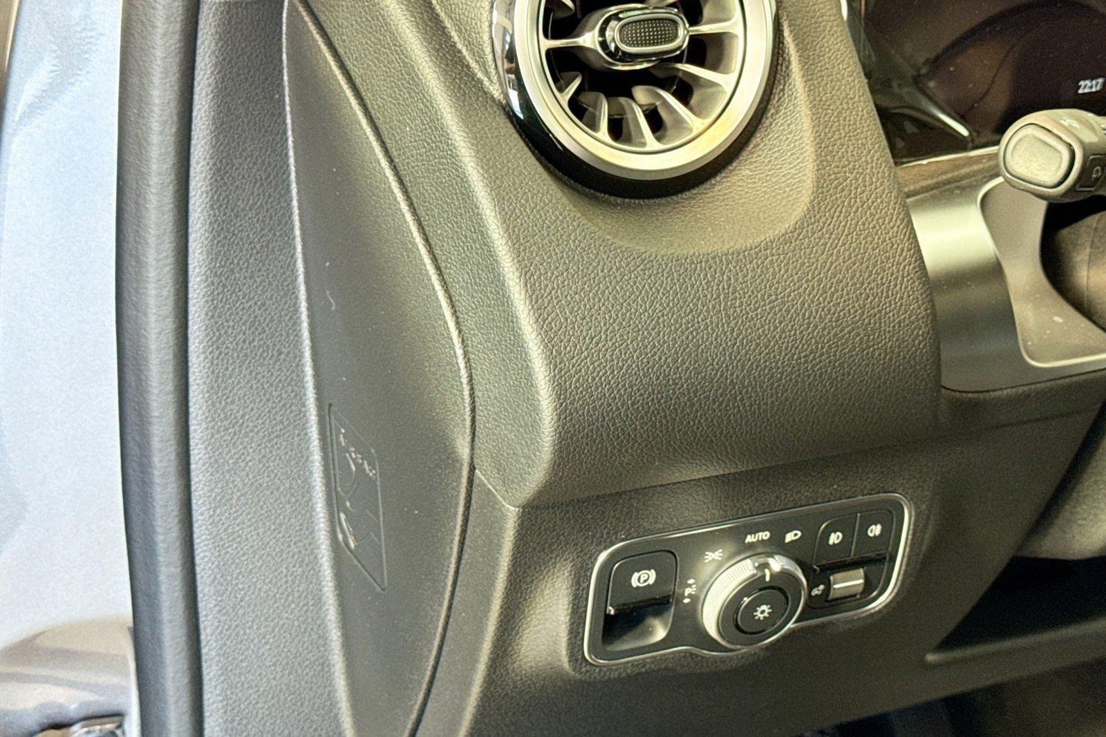 New 2026 Mountain Grey Metallic Mercedes-Benz GLB 250 image 10