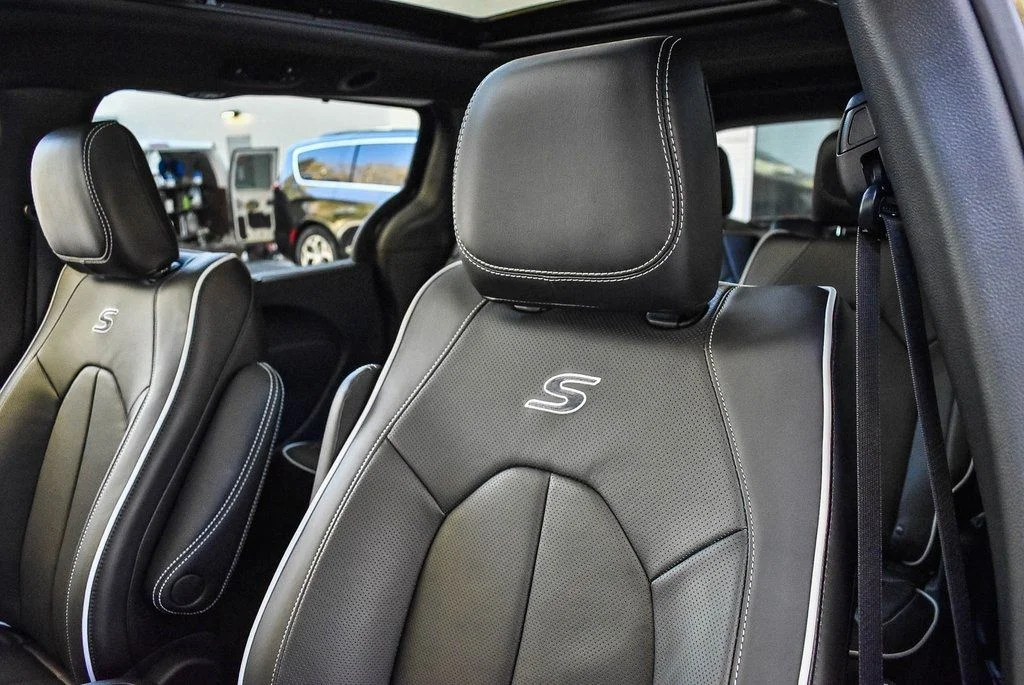 New 2026 Diamond Black Crystal Pearl-Coat Exterior Paint Chrysler Limited image 19