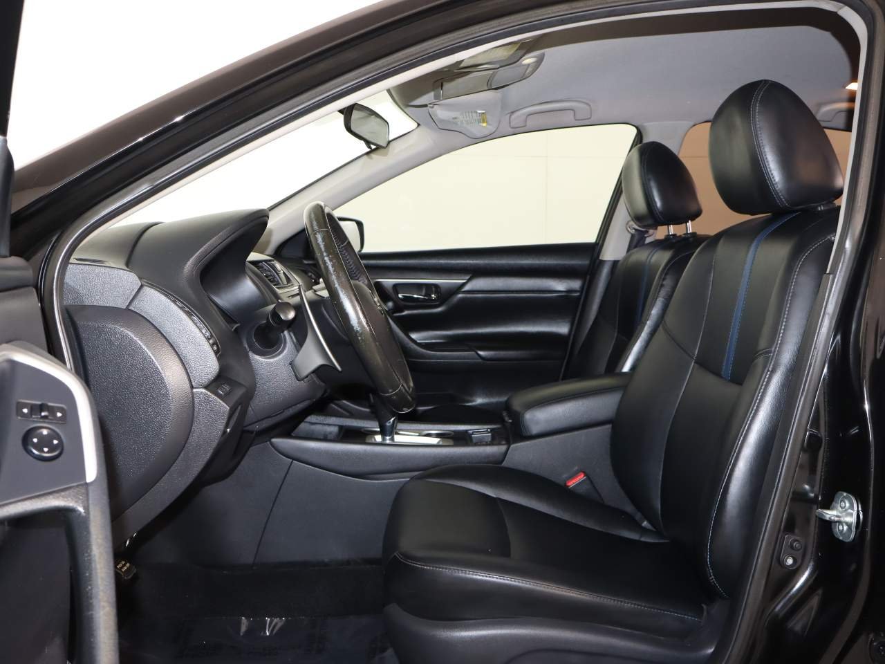 Used 2018 Black Nissan 2.5 SR image 14