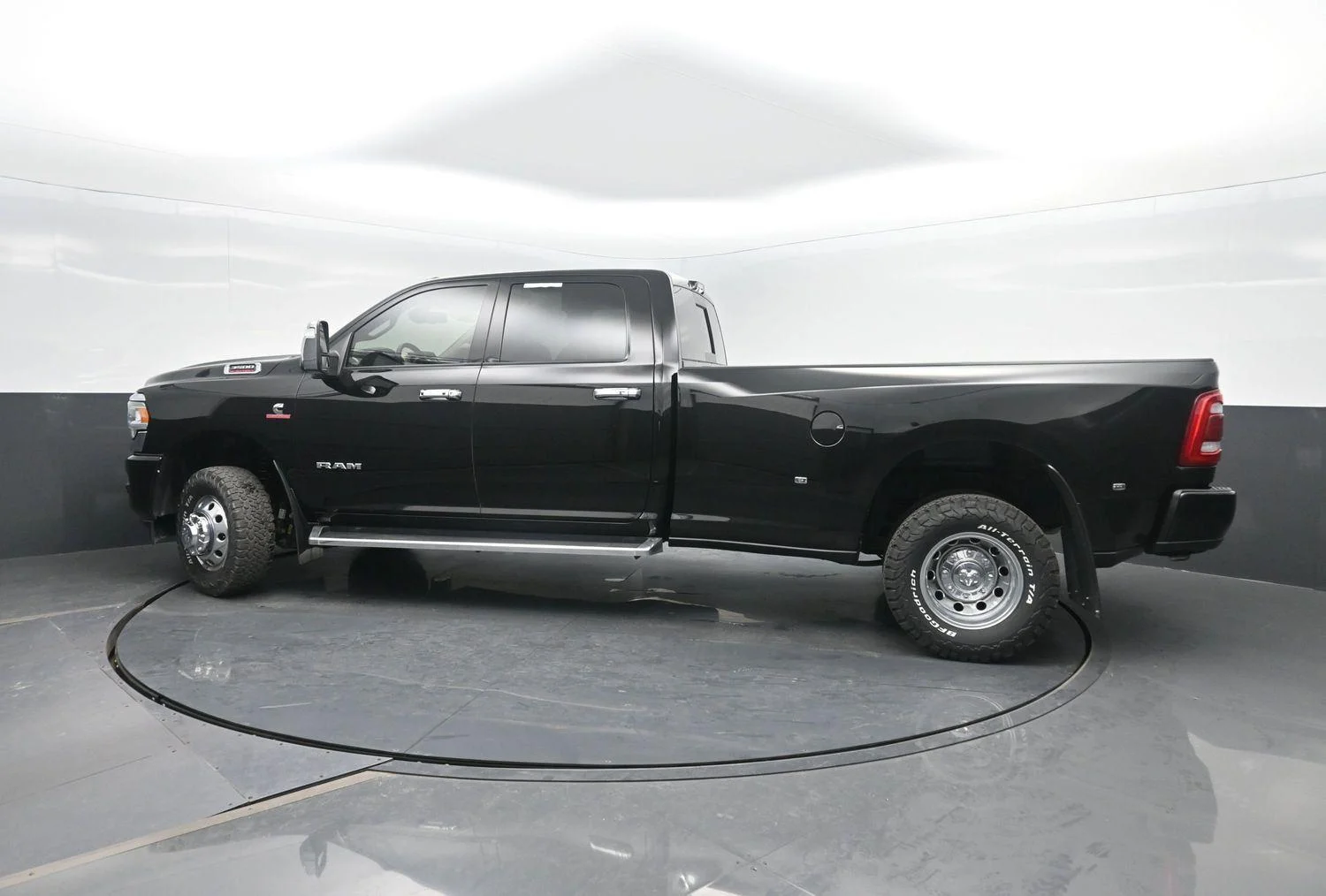 Used 2024 Diamond Black Crystal Pearlcoat Ram Laramie image 45