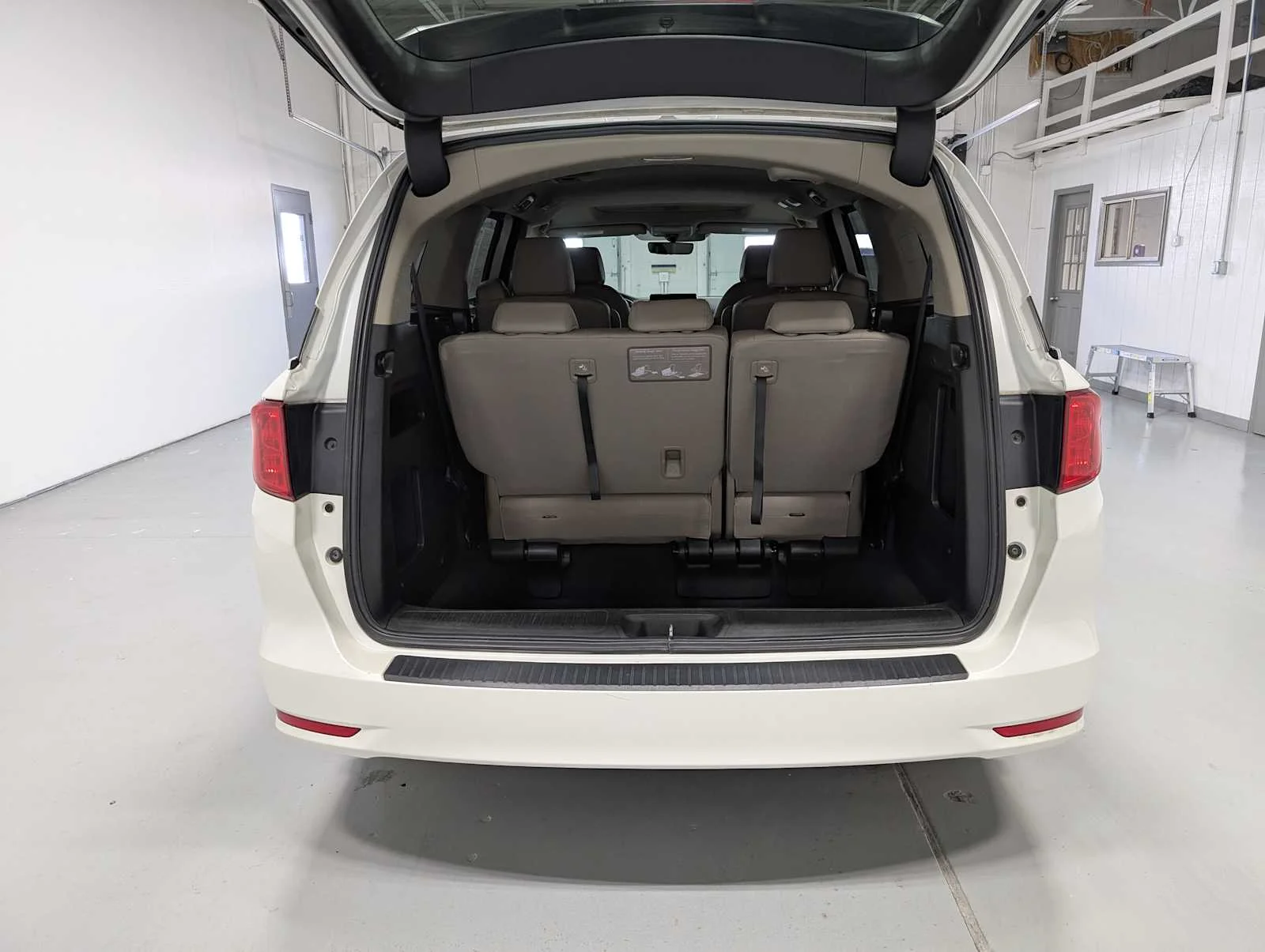 Used 2019 White Diamond Pearl Honda EX-L image 42