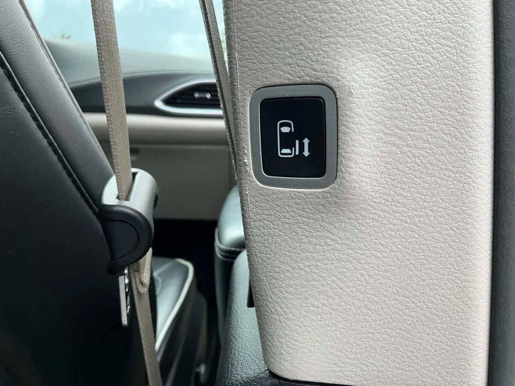 Used 2023 White Chrysler Limited image 25