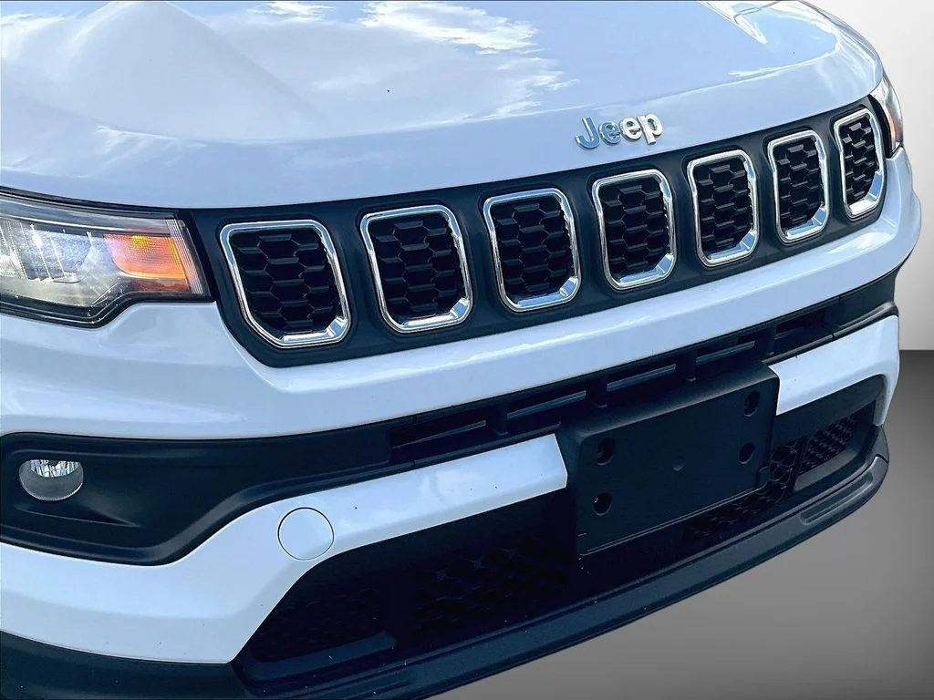 Used 2024 White Jeep Latitude image 28