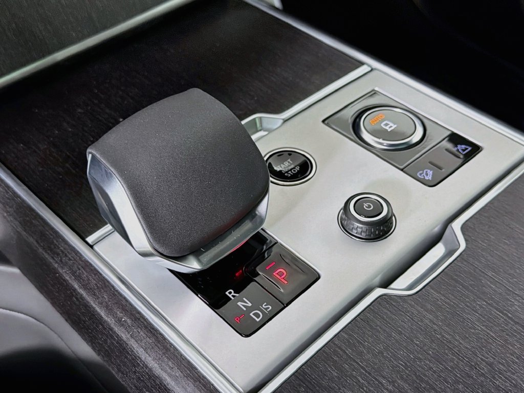 New 2027 Santorini Black Land Rover SE image 17