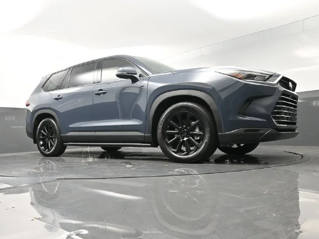 Used 2025 White Toyota XLE image 29