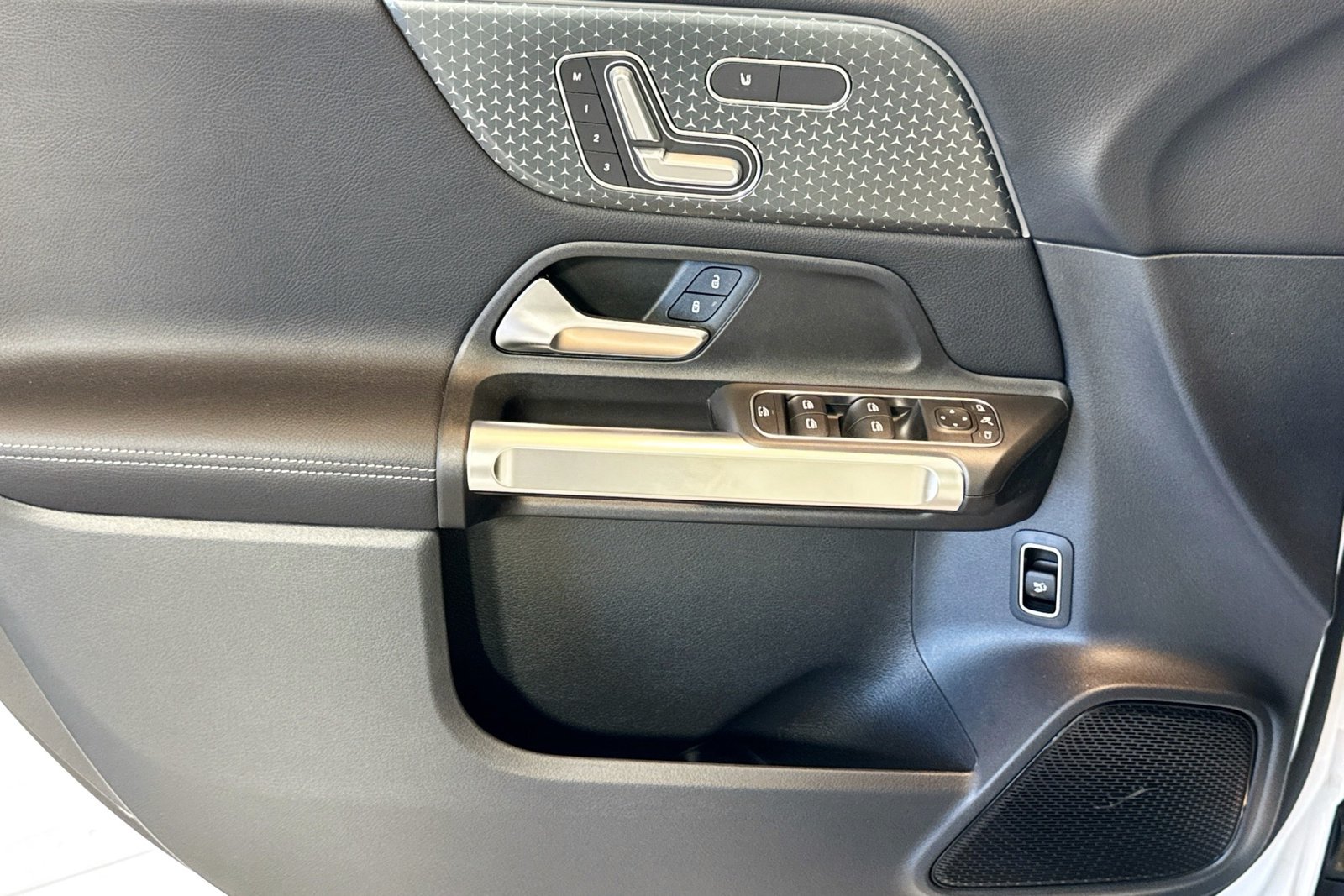 New 2026 Polar White Mercedes-Benz GLB 250 image 16