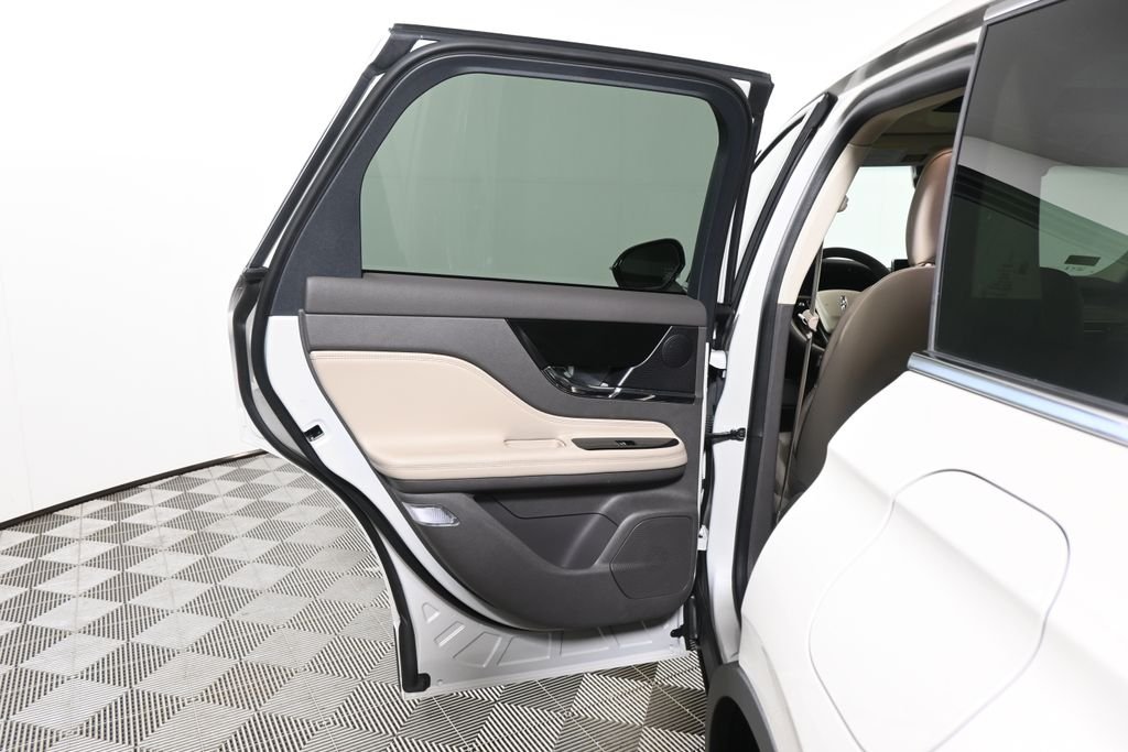 Used 2024 White Lincoln Premiere image 32