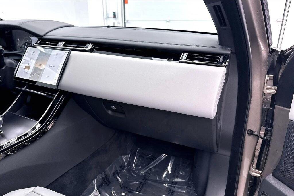 New 2026 Batumi Gold Premium Metallic Land Rover Dynamic SE image 23