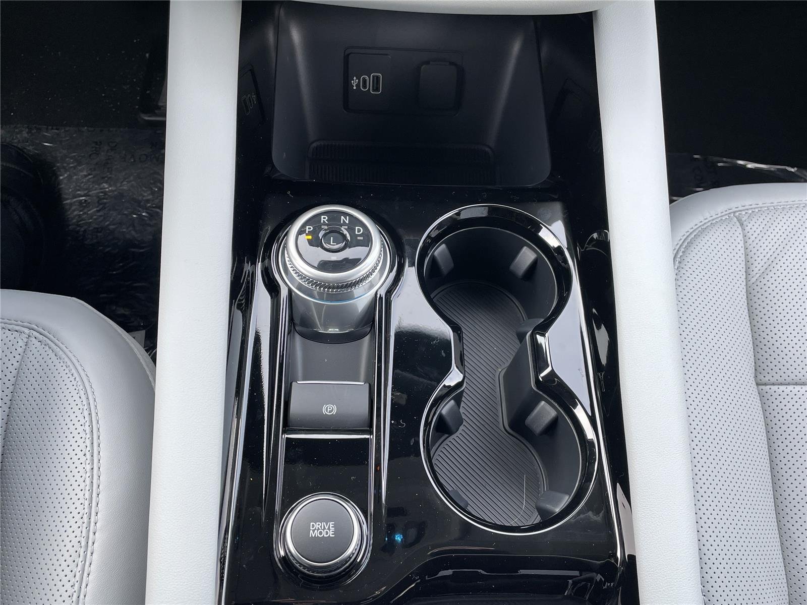 New 2026 Star White Metallic Tri-Coat Ford Platinum™ image 75