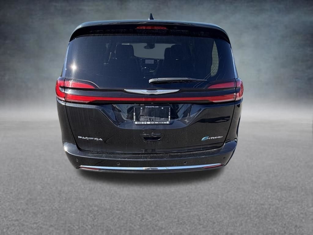 Used 2023 Black Chrysler Touring L image 4