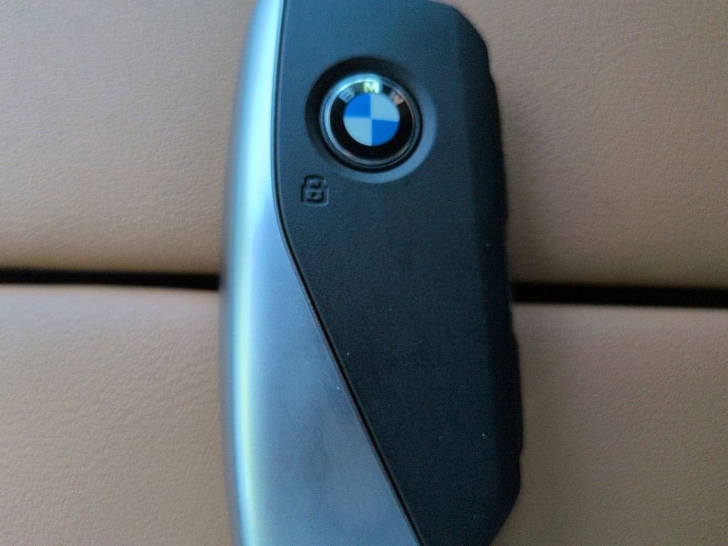 New 2026 White Metallic BMW xDrive40i image 30