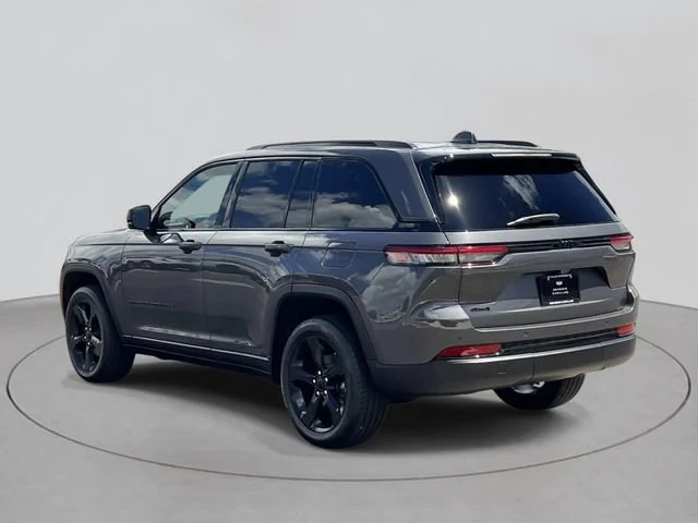 Used 2024 Gray Jeep Altitude image 3
