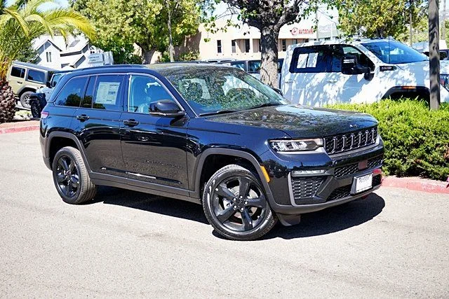 New 2026 Diamond Black Crystal Pearl-Coat Exterior Paint Jeep Limited image 3