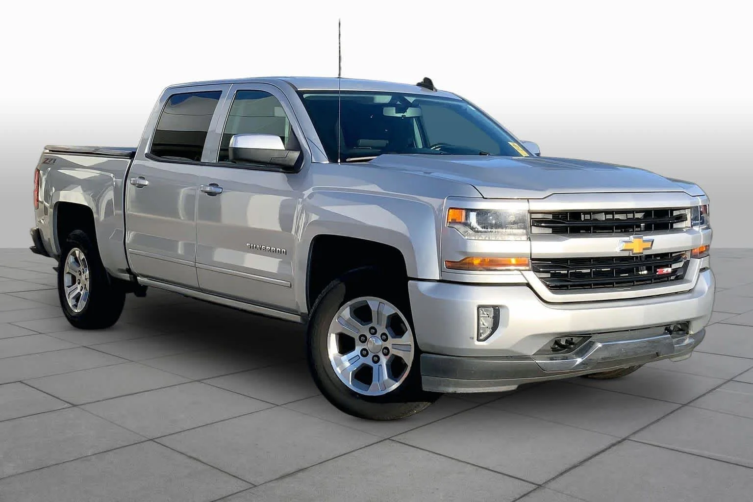 Used 2016 Silver Ice Metallic Chevrolet LT image 3