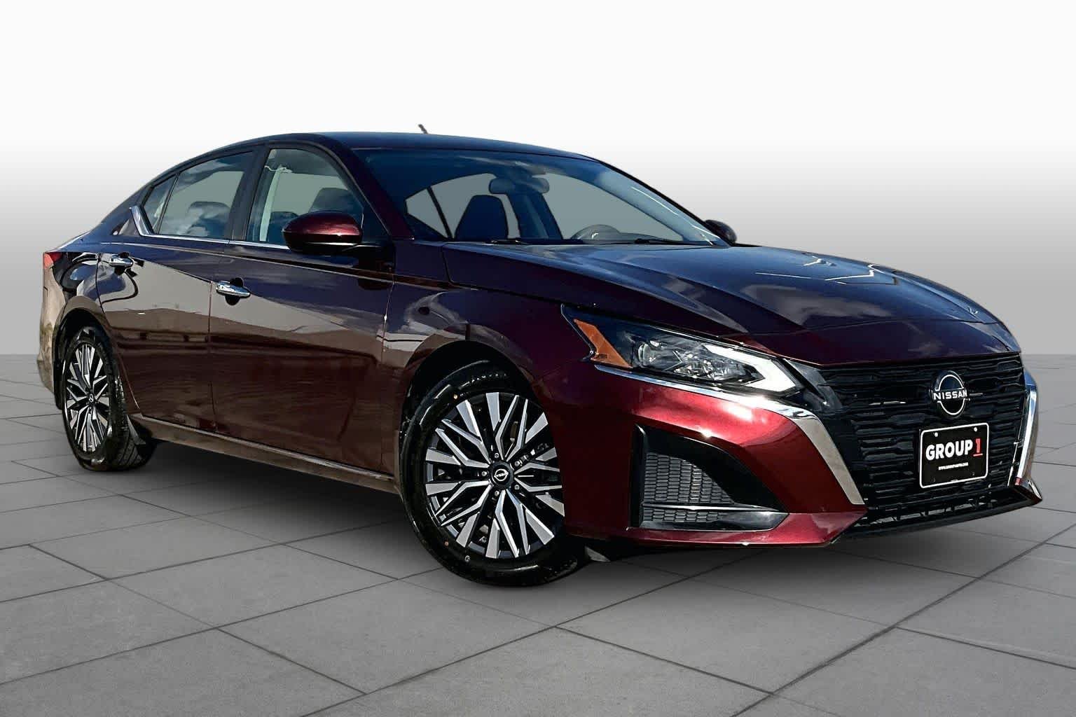 Used 2023 Garnet Pearl Metallic Nissan 2.5 SV image 3