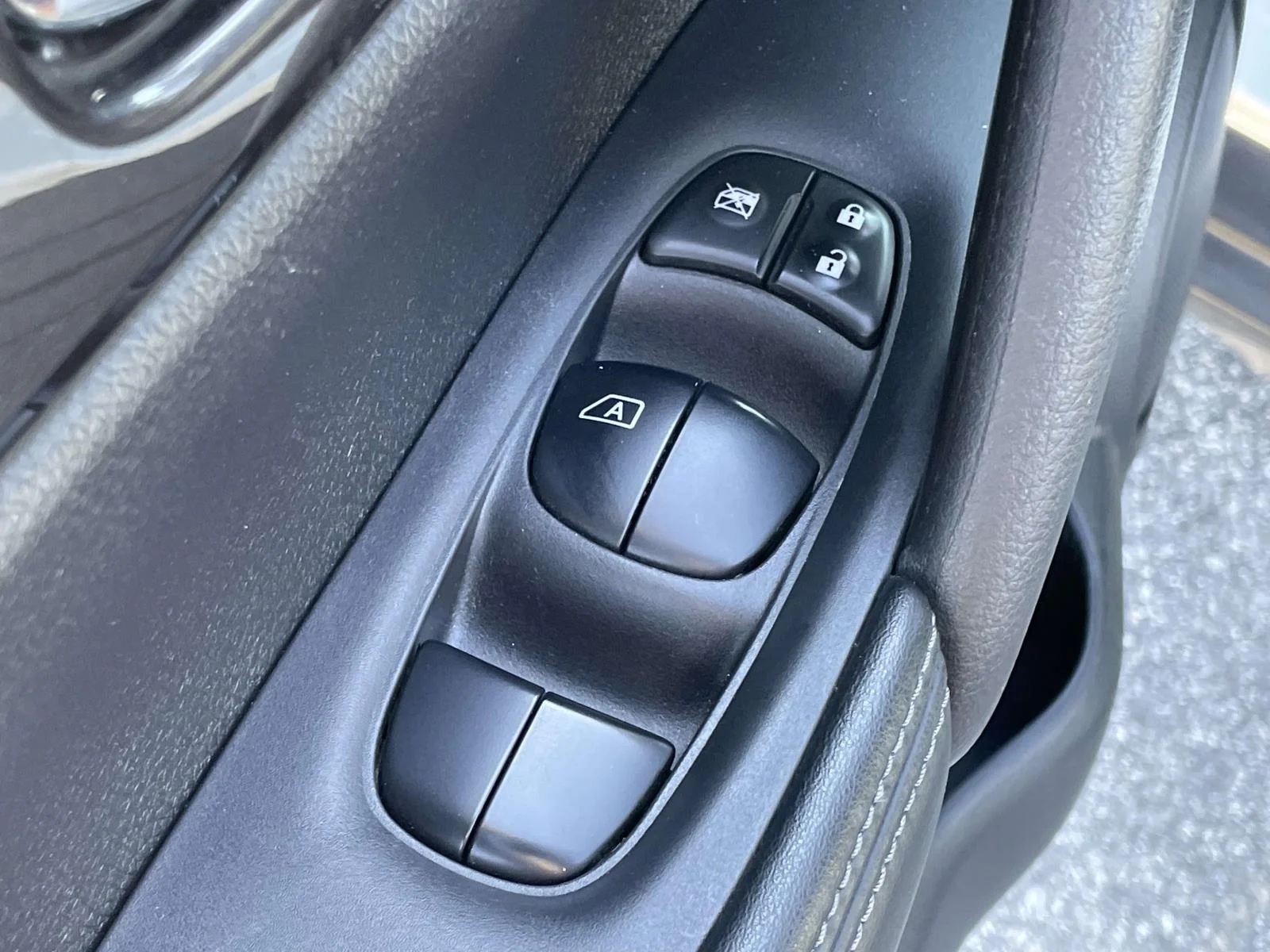 Used 2020 Pearl White Tricoat Nissan SV image 6
