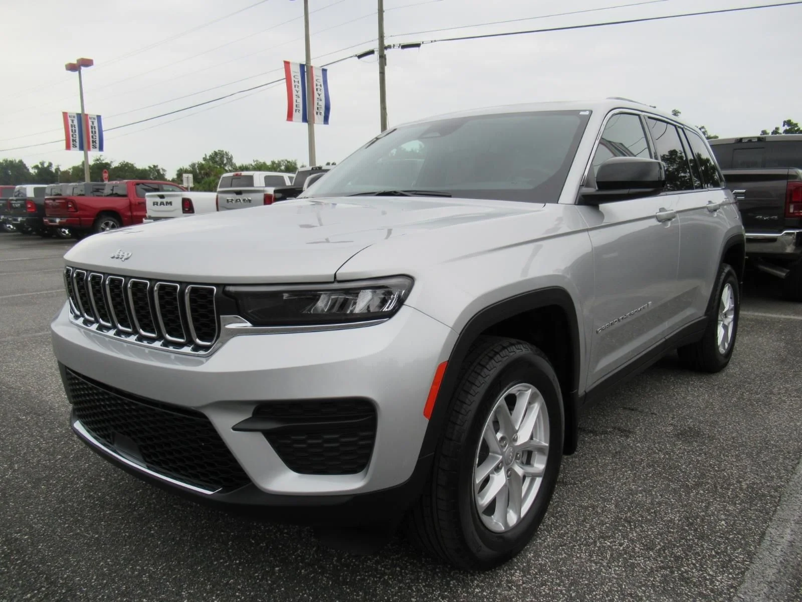 New 2026 Silver Zynith Exterior Paint Jeep Laredo X image 3