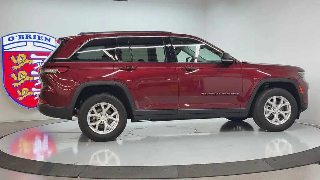 Used 2023 Velvet Jeep Limited image 4