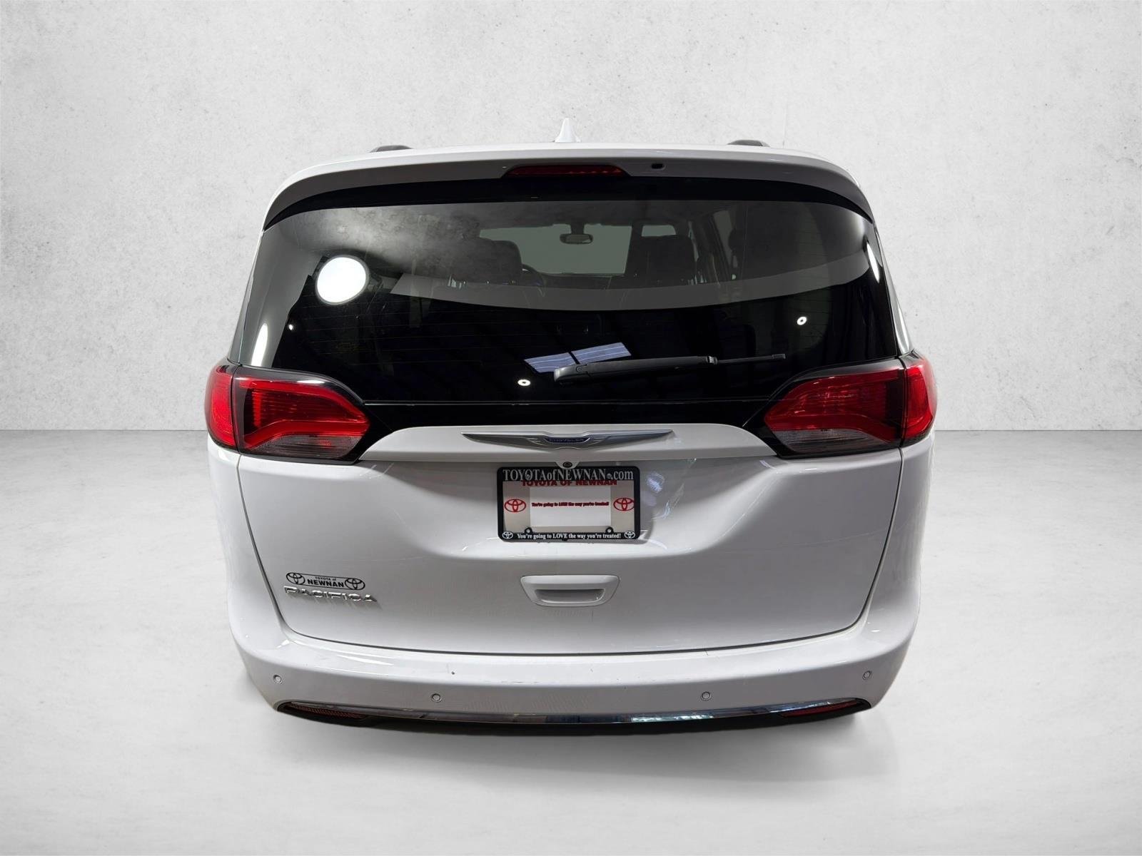 Used 2019 Blue Chrysler Touring L image 4