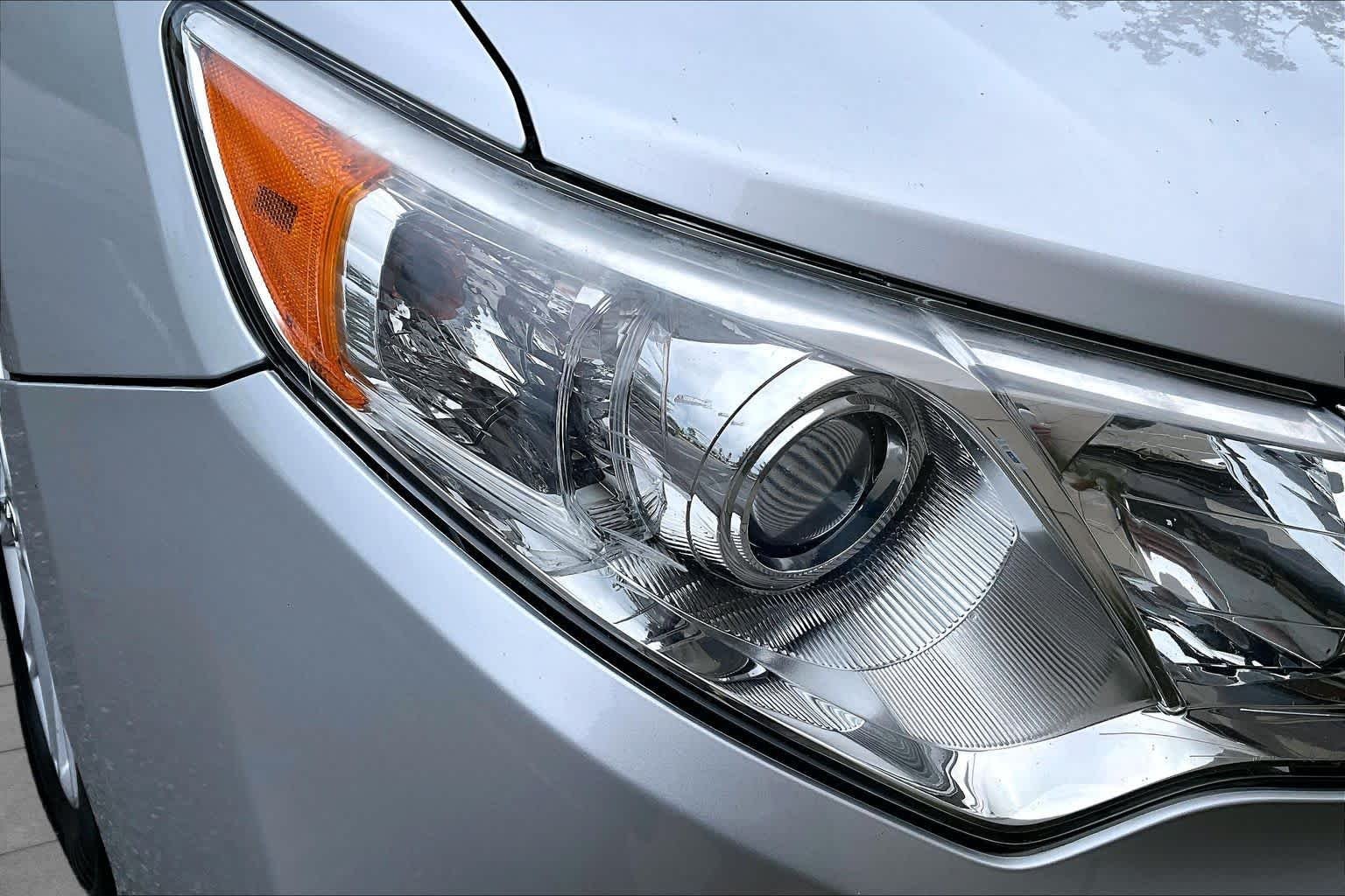 Used 2013 Classic Silver Metallic Toyota XLE image 27