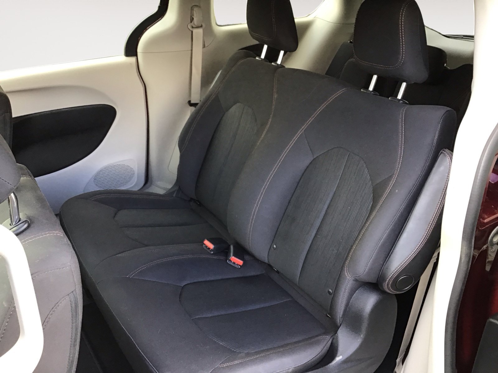 Used 2018 Velvet Red Pearlcoat Chrysler L image 21