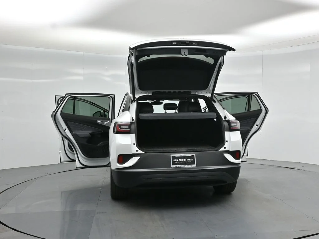Used 2024 White Volkswagen S image 31