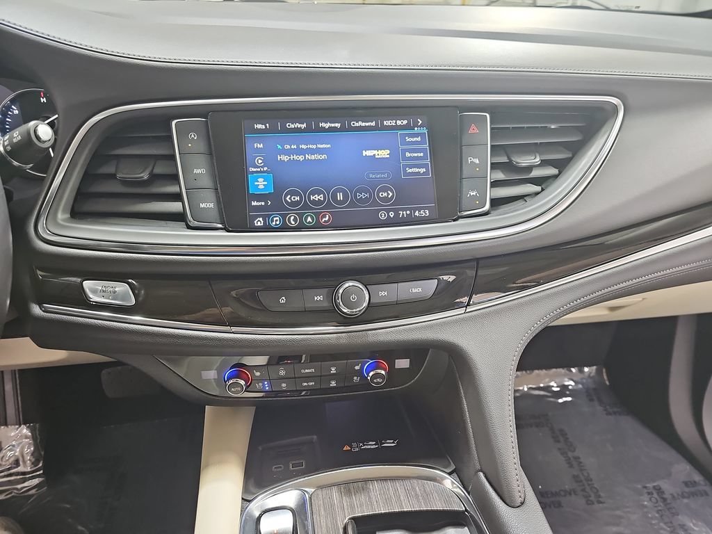 Used 2023 WHITE FROST TRICOAT Buick Avenir image 25