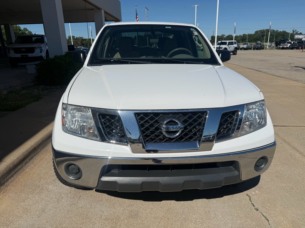 Used 2010 Avalanche Nissan SE image 3
