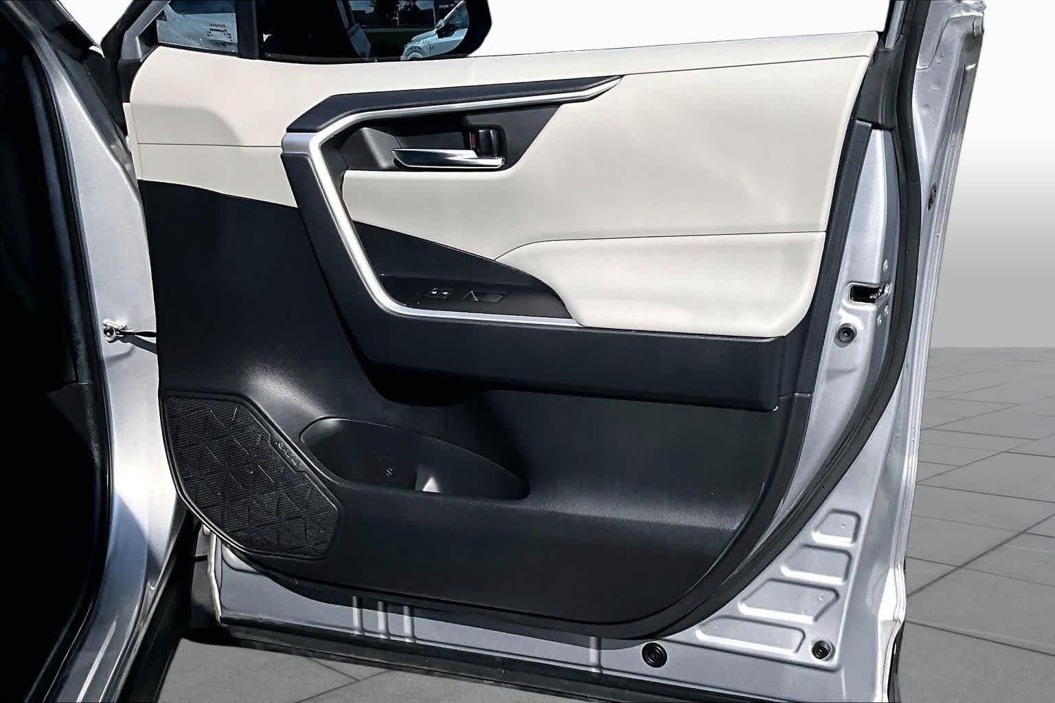 Used 2021 Silver Sky Metallic Toyota XLE image 27