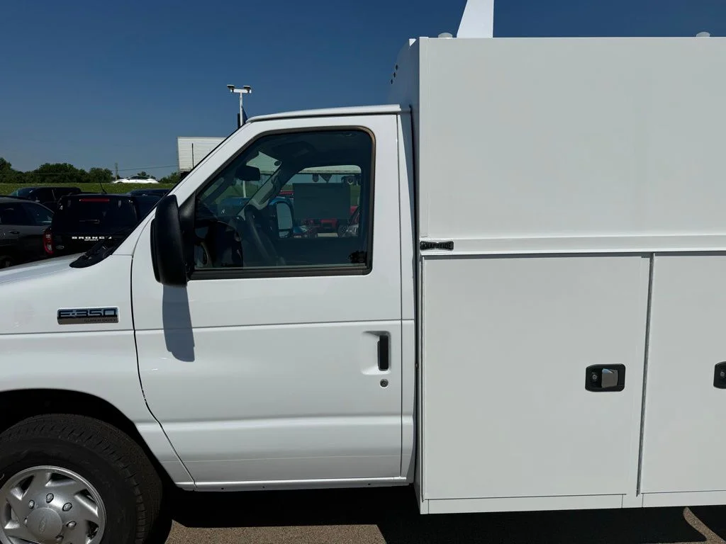 New 2026 Oxford White Ford E-350 SRW image 22