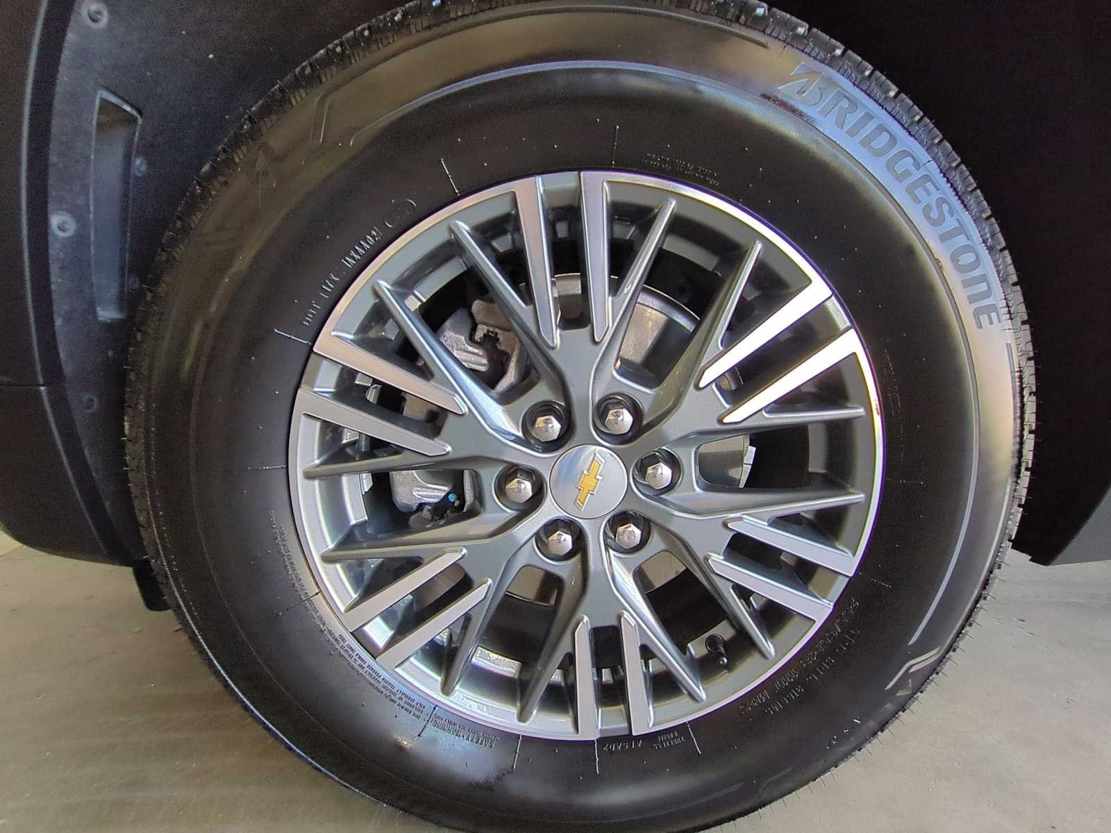 Used 2025 Summit White Chevrolet LT image 29